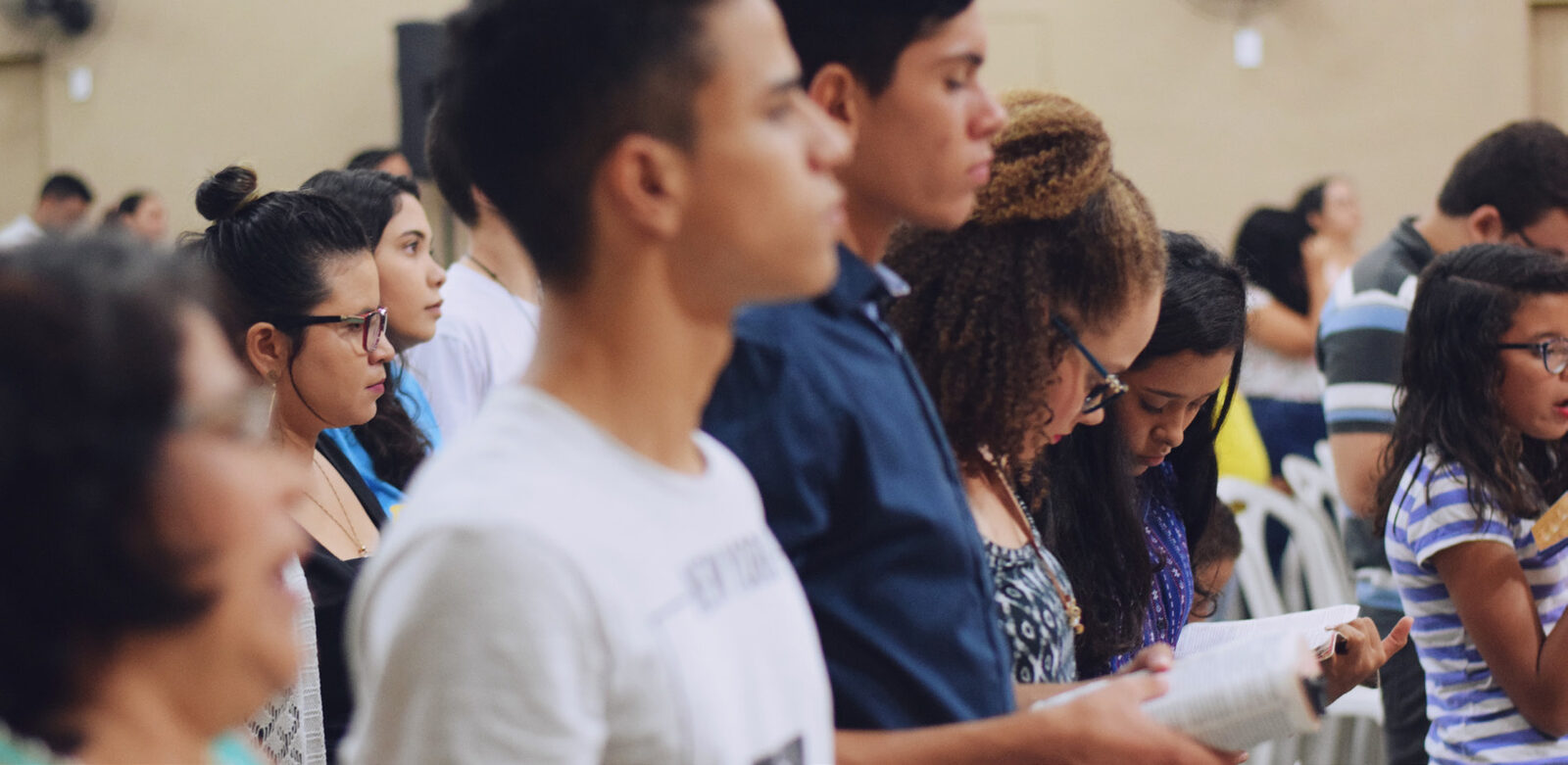 Asistentes de pie en un aula de formación, varios con material del curso impreso en la mano