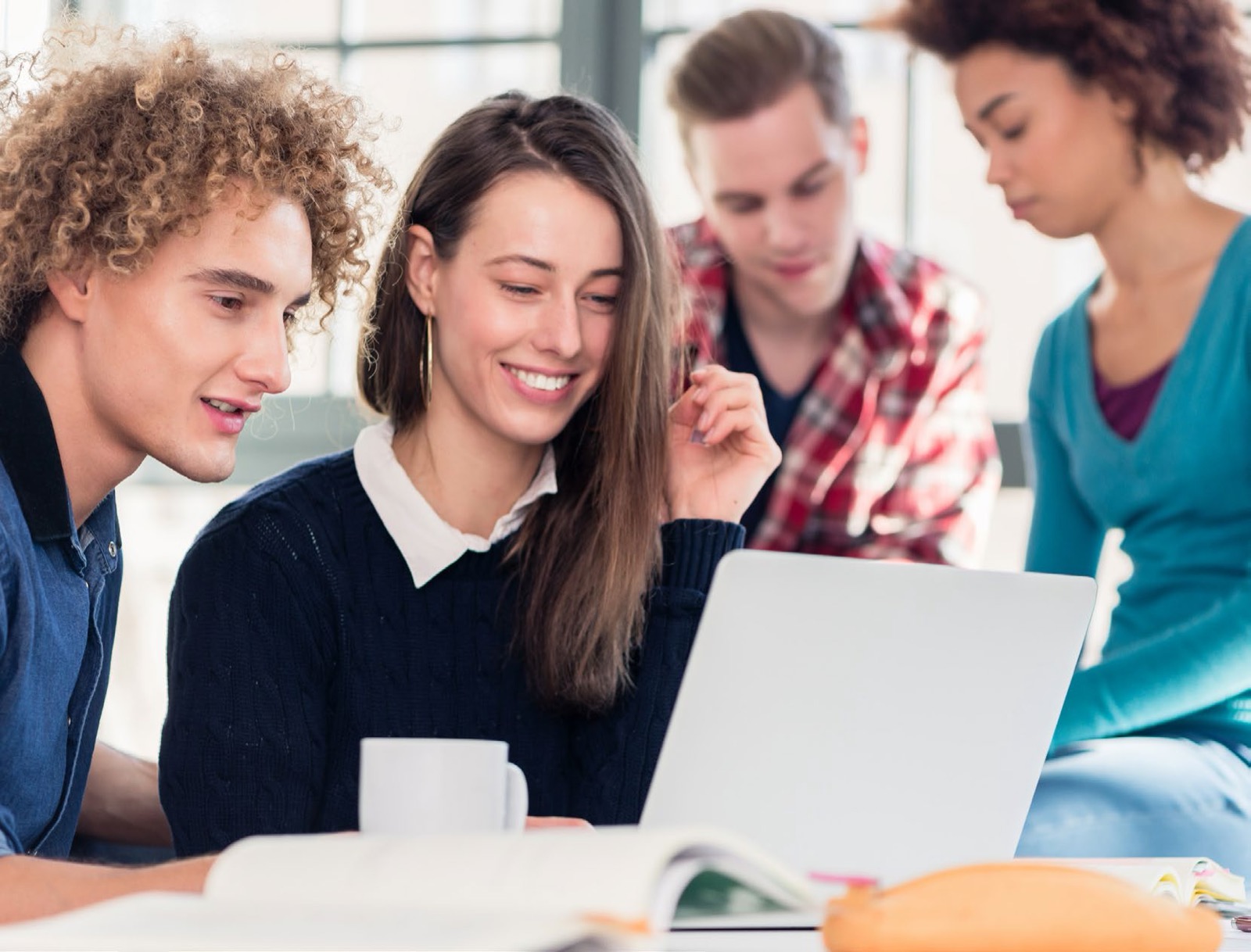 Des étudiants travaillent ensemble autour d’un ordinateur portable, le cadre que Varitronics équipe