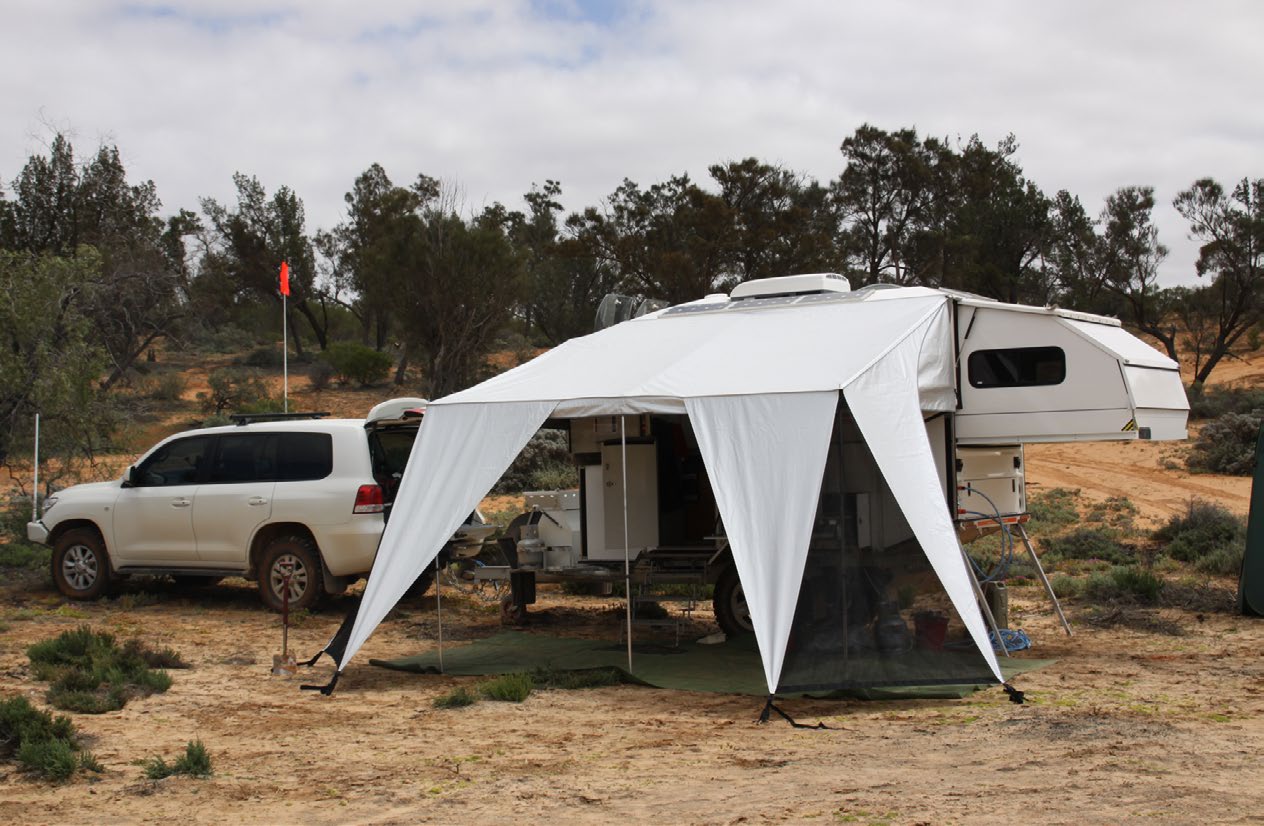 Un campeur Kimberley auvent déployé sur un bivouac dans la brousse, à côté d&rsquo;un 4x4