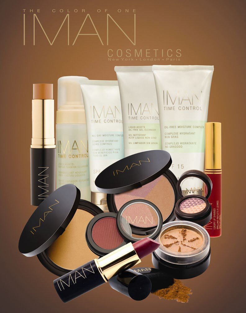 La gamme IMAN Cosmetics&nbsp;: fonds de teint, tubes de soin Time Control, poudriers et un rouge à lèvres sur fond bronze