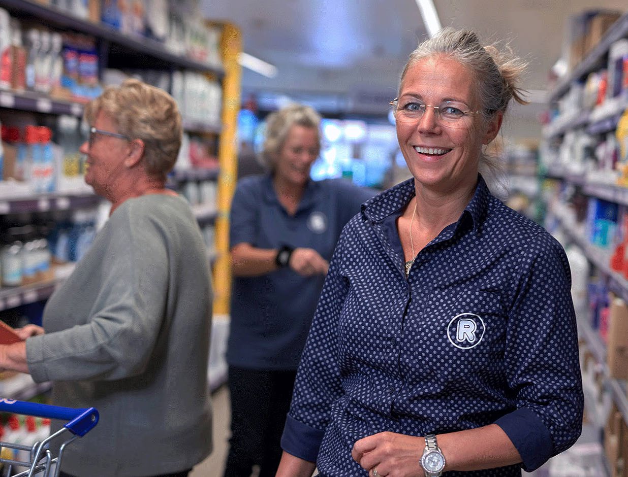 Des employés au travail dans la surface de vente d’un magasin REMA 1000