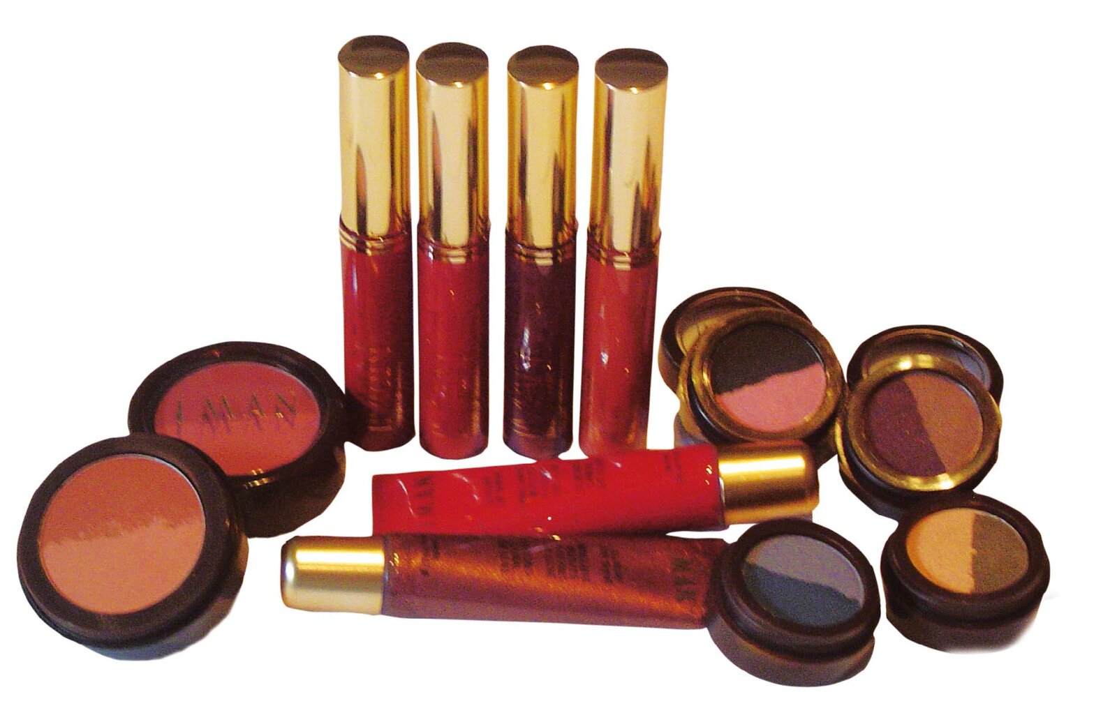 Rouges à lèvres et palettes de fards à paupières IMAN dans des tons rouge, bronze et prune