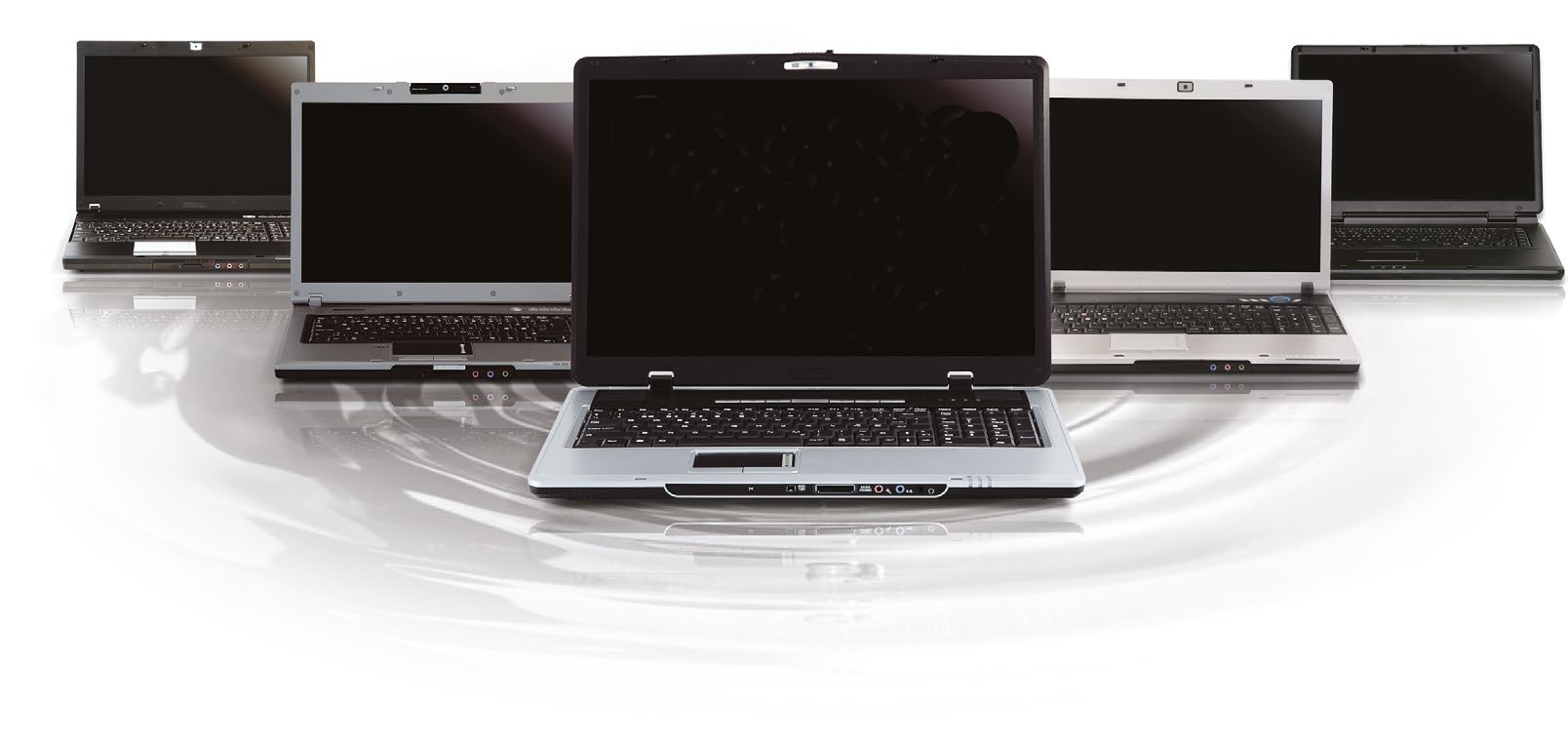 Eine Reihe aufgeklappter Laptops unterschiedlicher Größe fächerförmig angeordnet