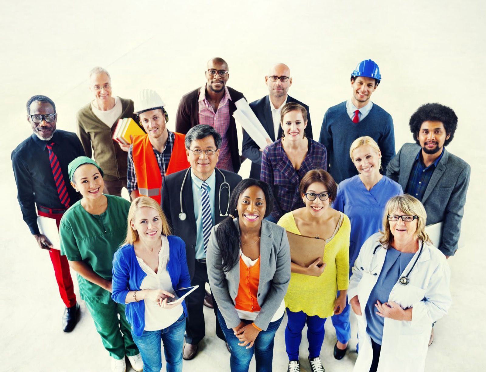 Un grupo numeroso de profesionales de muchos oficios reunidos