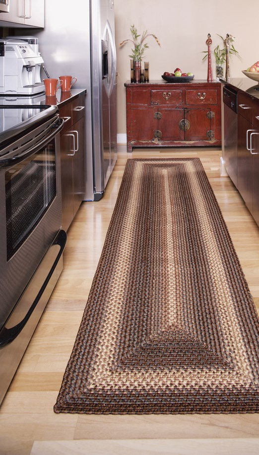 Un long tapis de couloir tressé sur toute la longueur du sol d’une cuisine