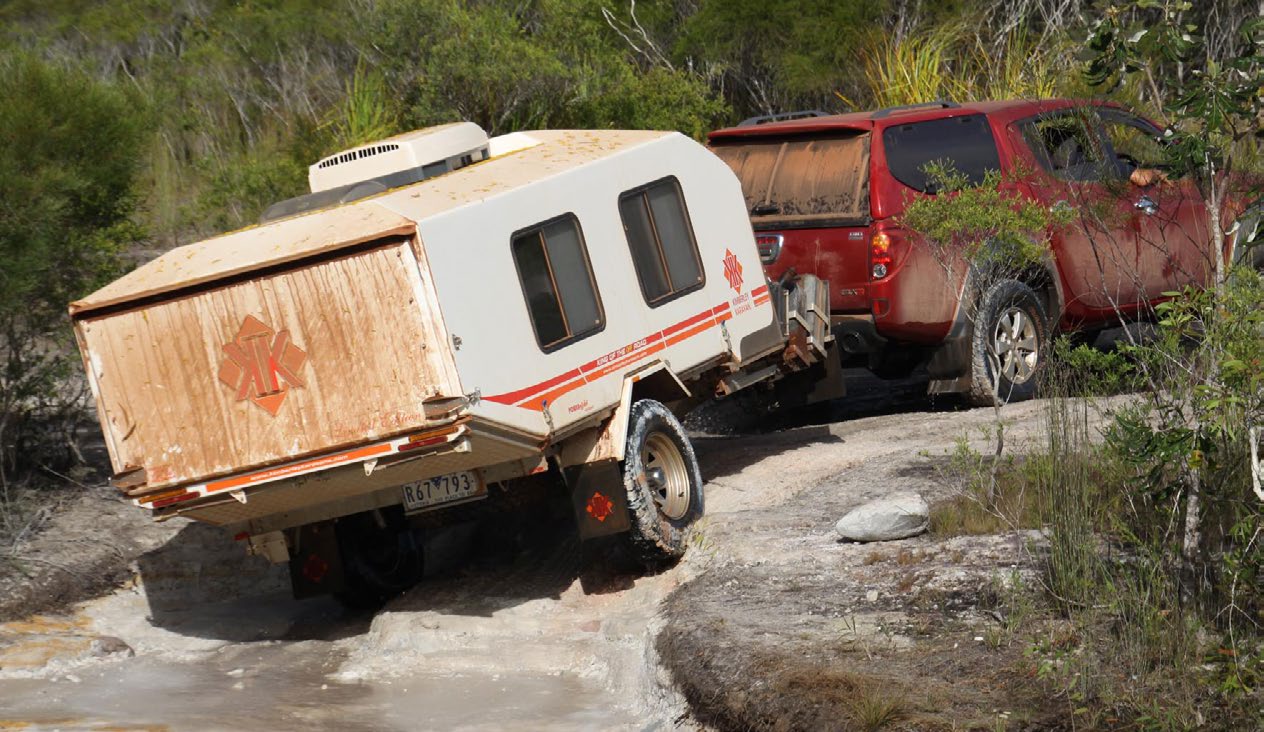 Un 4x4 tractant une remorque de camping Kimberley sur un terrain rocheux